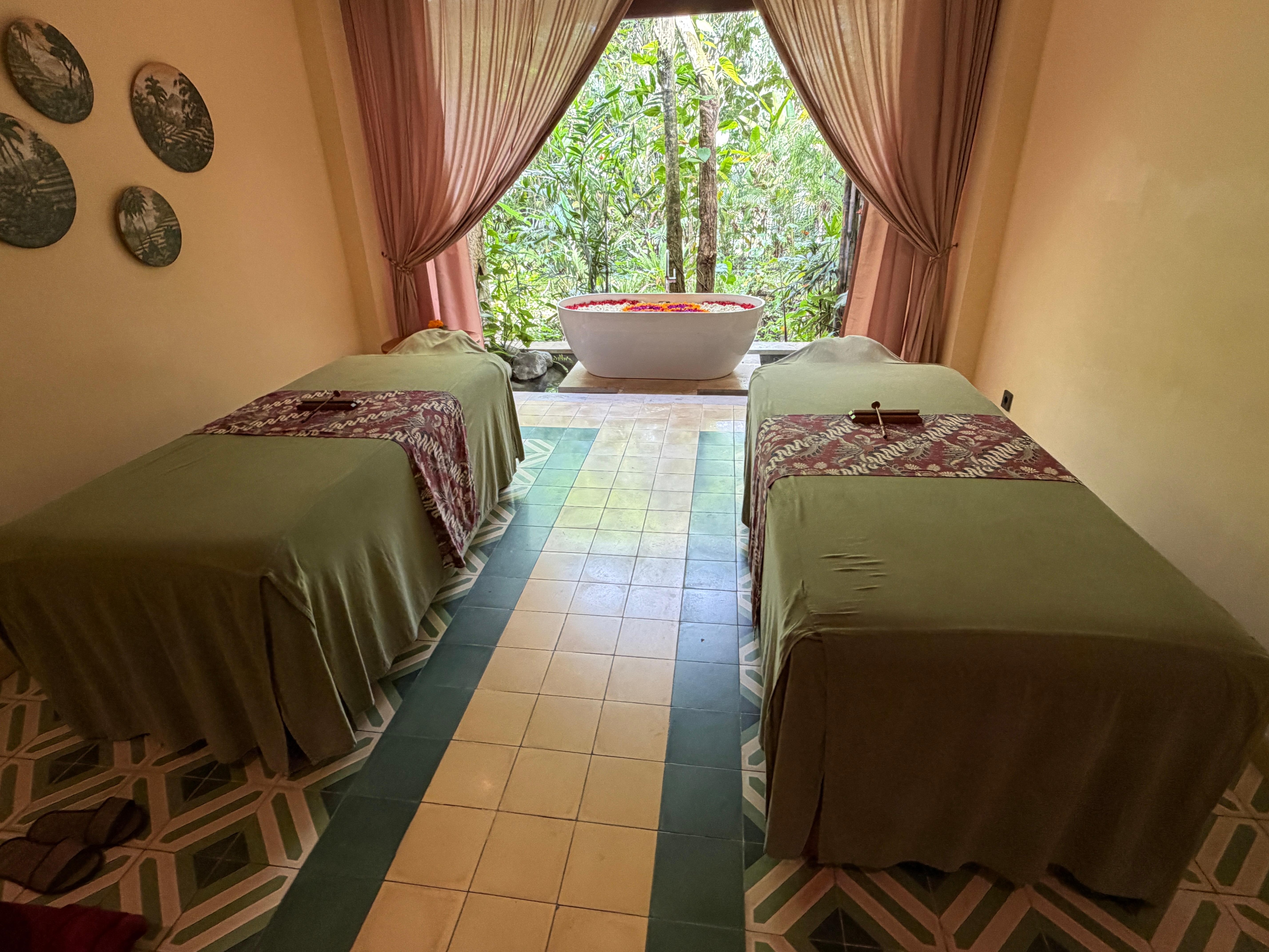 Spa room, couple
Massage