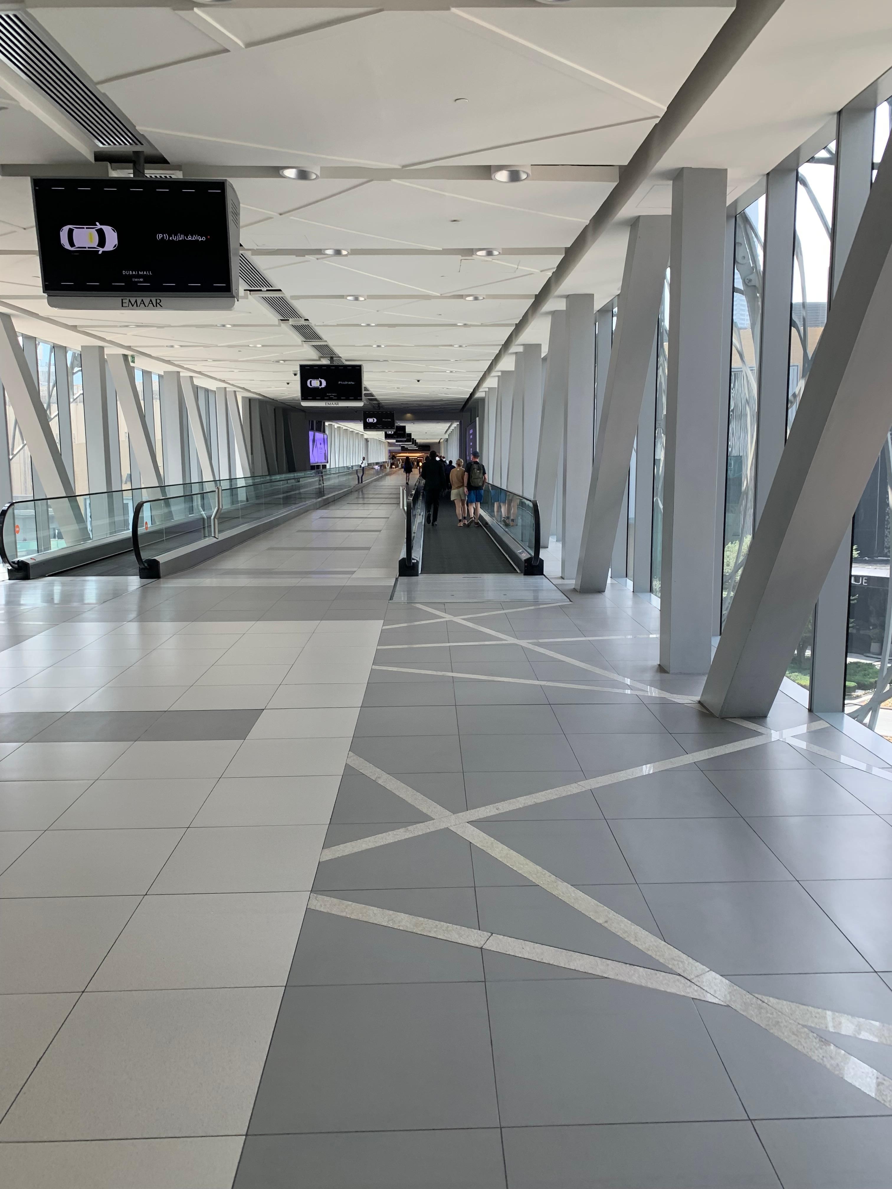 Passarela climatizada a uma quadra do hotel que leva a estação de metrô e ao Dubai Mall.