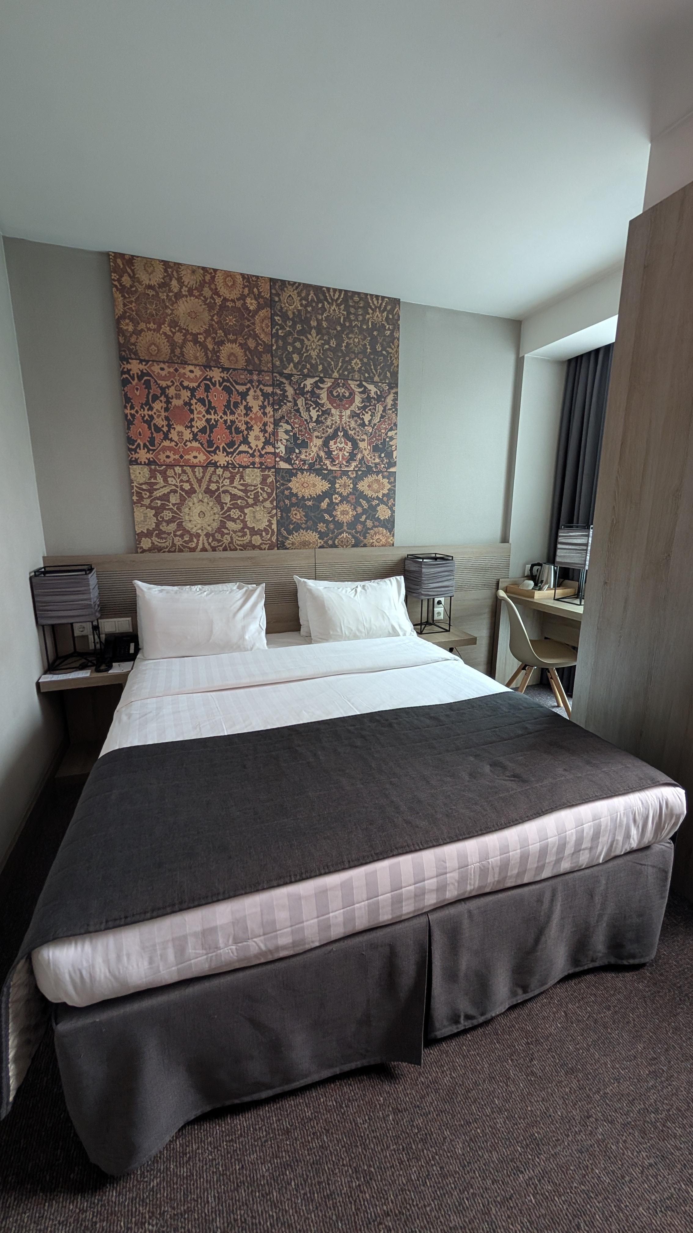 Single room with queen bed