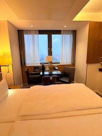 テレビ塔が見える窓