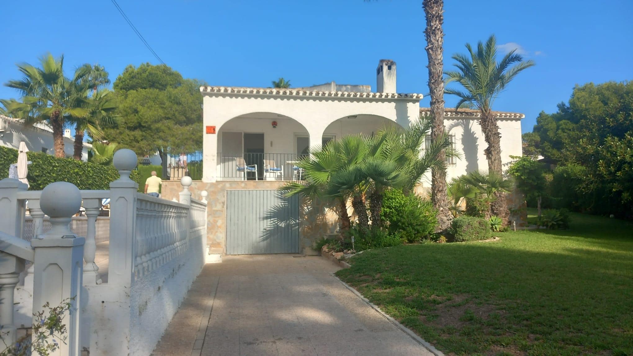 Traditional style Spanish Villa in a great location near the beach and eateries. 