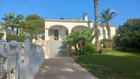 Traditional style Spanish Villa in a great location near the beach and eateries.