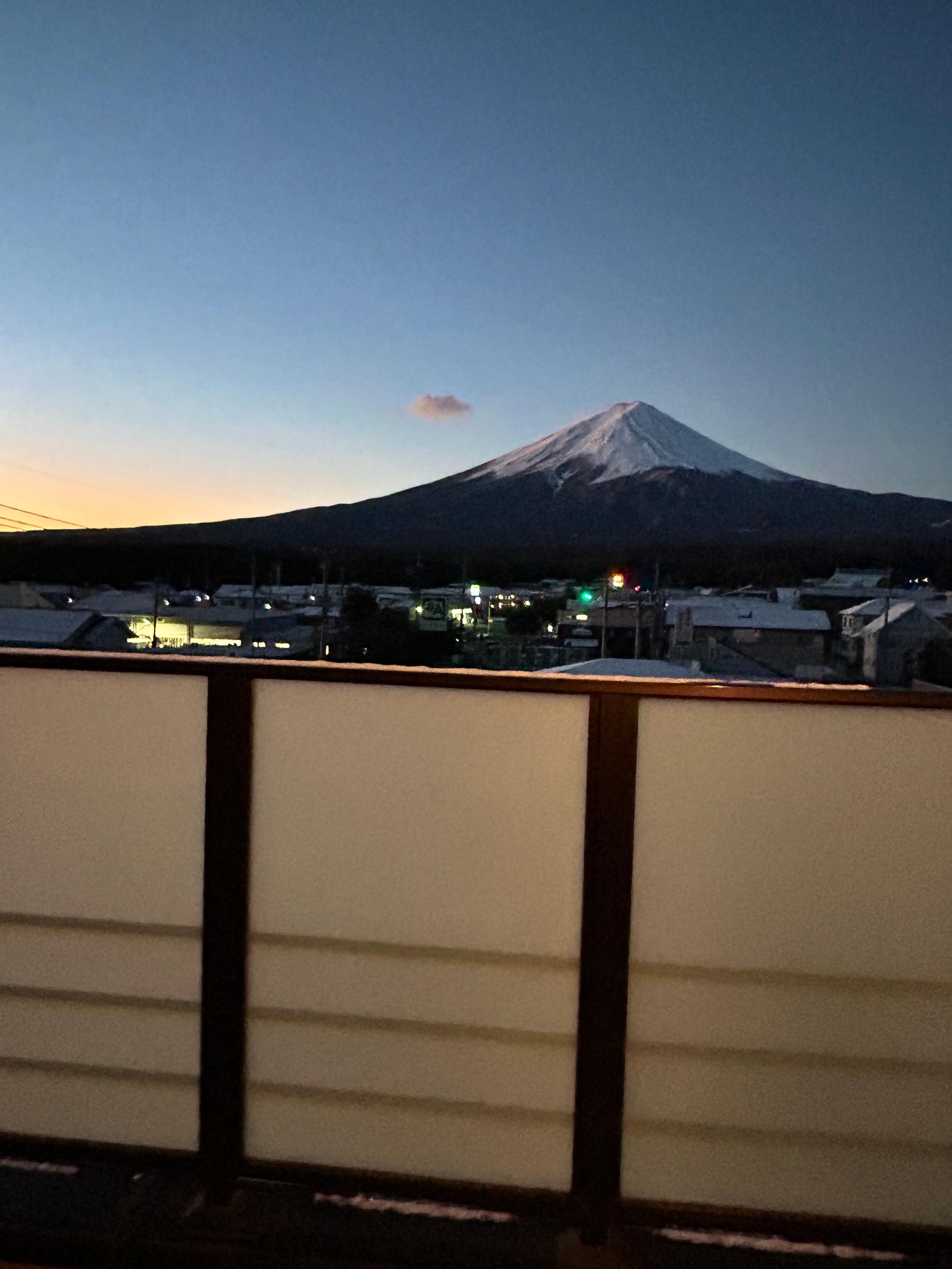 朝日を浴びる富士山