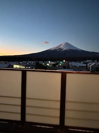 朝日を浴びる富士山
