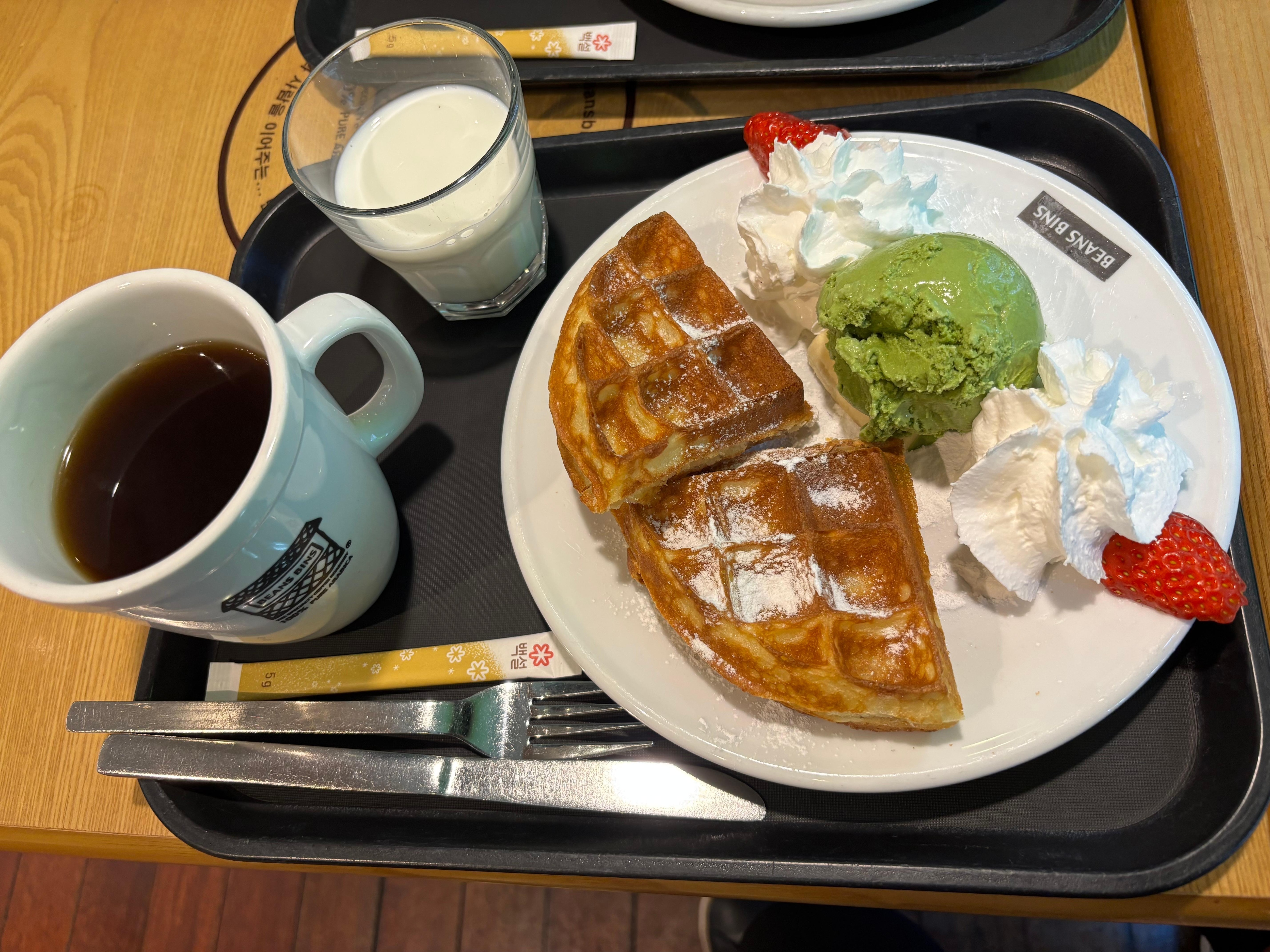 ワッフルとコーヒーのセット、コーヒーにミルクも付けて下さいました。