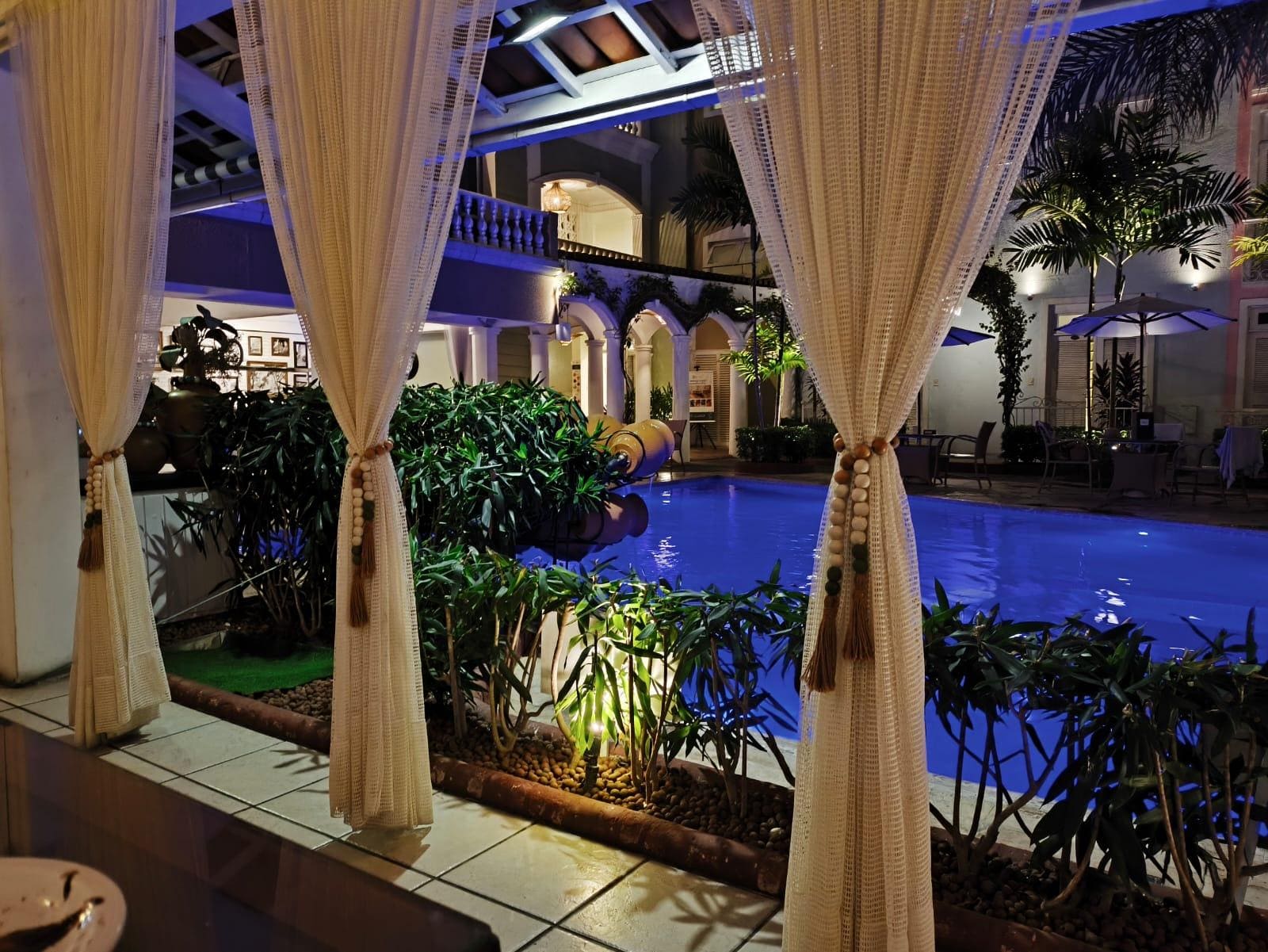 Jantar à beira da piscina 