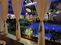 Jantar à beira da piscina