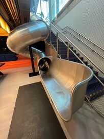 Rutsche aus der Lobby in Richtung Fitnessstudio