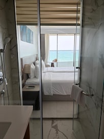 バスルームから部屋を‥‥