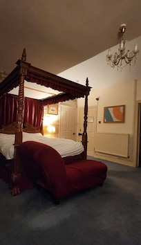 Quarto com 2 ambientes (1 cama casal dossel e 1 com 2 camas) conjugados.