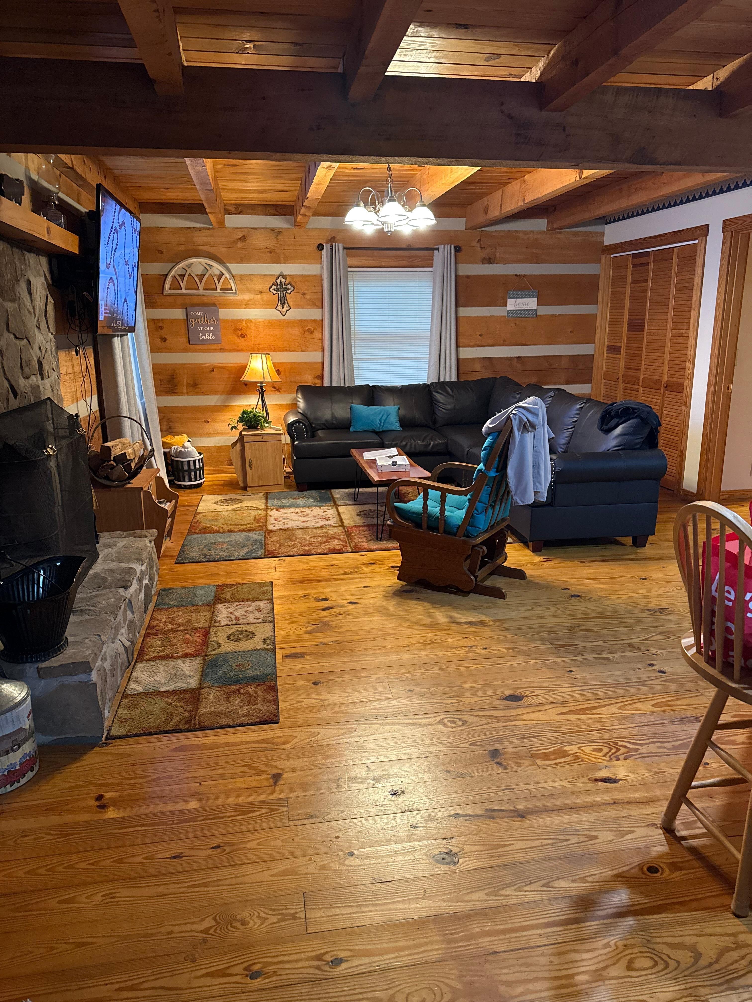 Relaxing living room, good size tv, great internet