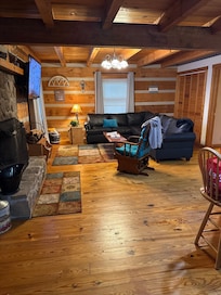 Relaxing living room, good size tv, great internet