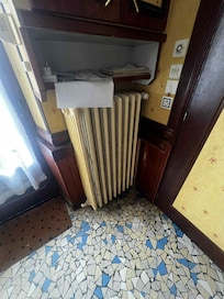 Radiateur en fonte piqué puant sale beurk