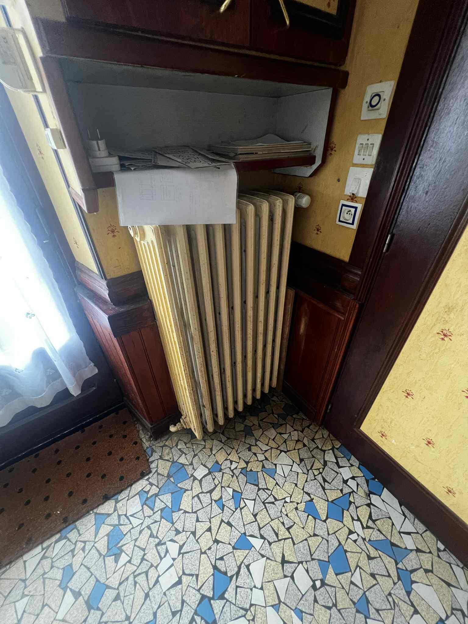 Radiateur en fonte piqué puant sale beurk 