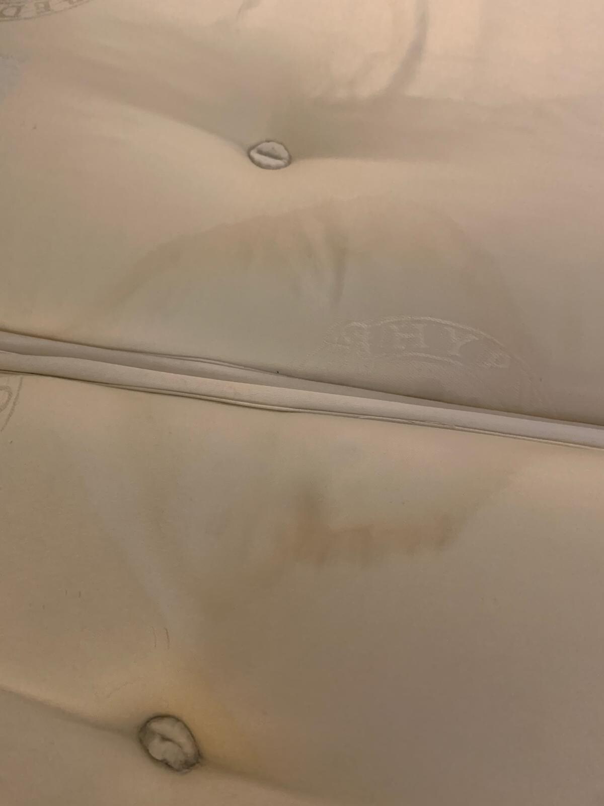 Wet bed and the hotel didn’t have a spare room or a spare bedding. The pillows were soaking dry and they cud only get us one clean pillow. The hotel is a nightmare 