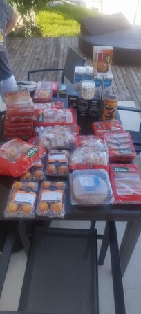 Das versteht man unter Frühstück für 4 Personen für 14 Tage.Welches wir erst am 5ten Tag nach unserer Beschwerde erhalten hatten!
Die Anzeige mit Frühstück im Restaurant gegenüber ist seid Jahren nicht mehr möglich !