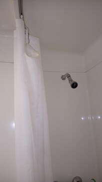 La douche qui doit avoir bien plus de 20 ans Le rideau douche ... un peu obsolète