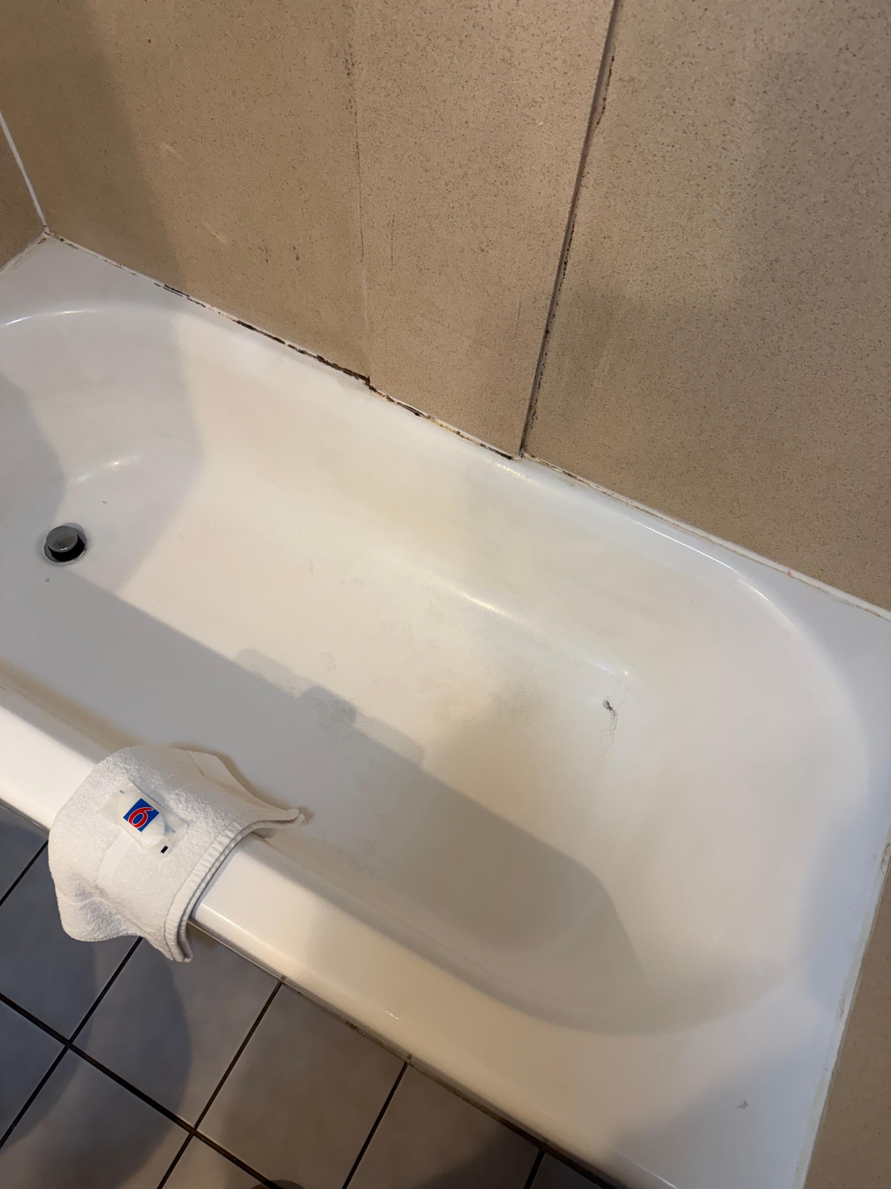 État du bain à notre arrivée, avec les cheveux et les traces de moisissures