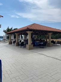 Outside bar
