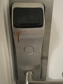 Dieses Zugangsterminal in das Zimmer wurde wohl noch NIE gereinigt - entdecke ein mind. 2 Monate altes Bild wo es auch schon so aussah 🤮