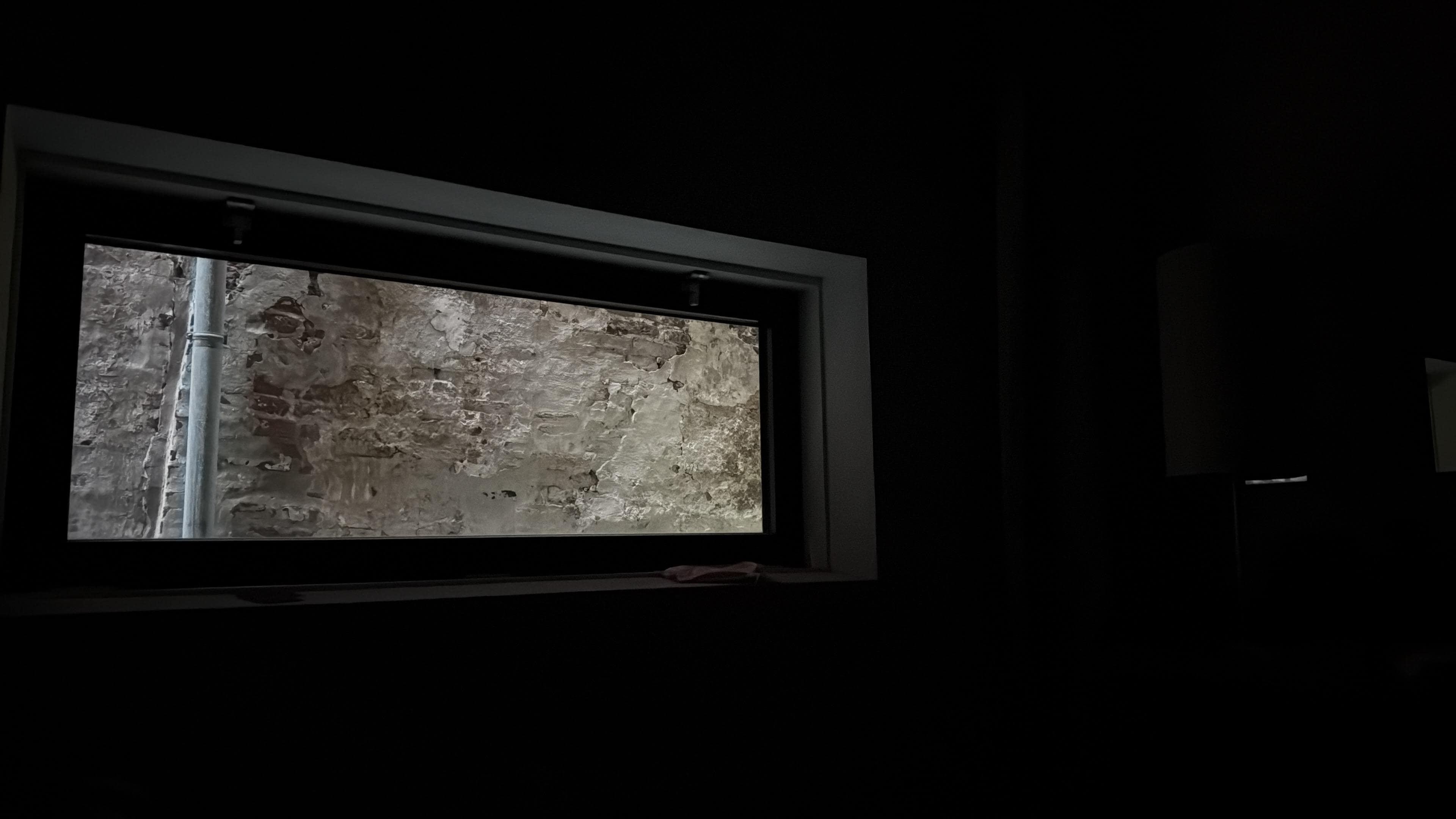 Kaum Tageslicht im Zimmer. Um 8:30 Uhr war es noch so dunkel. „Blick“ auf Mauer… das hätte man vorab erwähnen müssen 