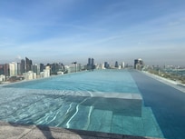 開放感ある最上階プール