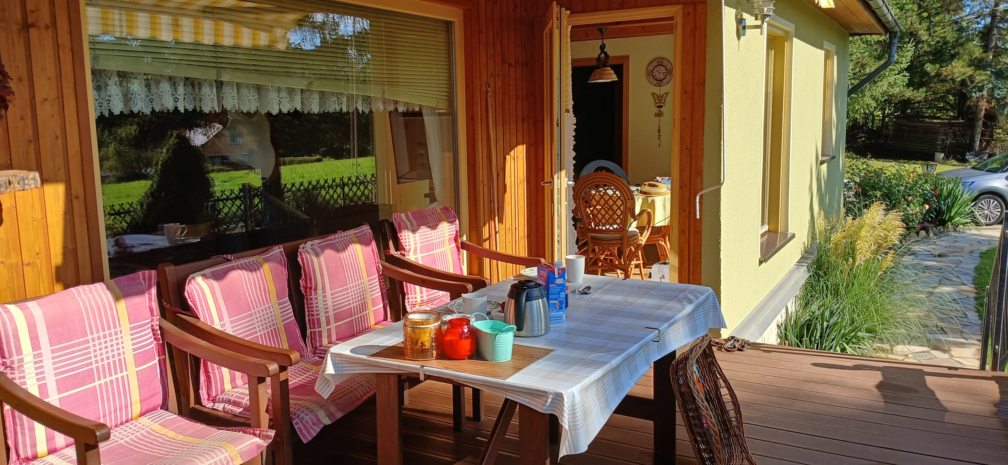 Die Terrasse lädt zum Frühstück ein