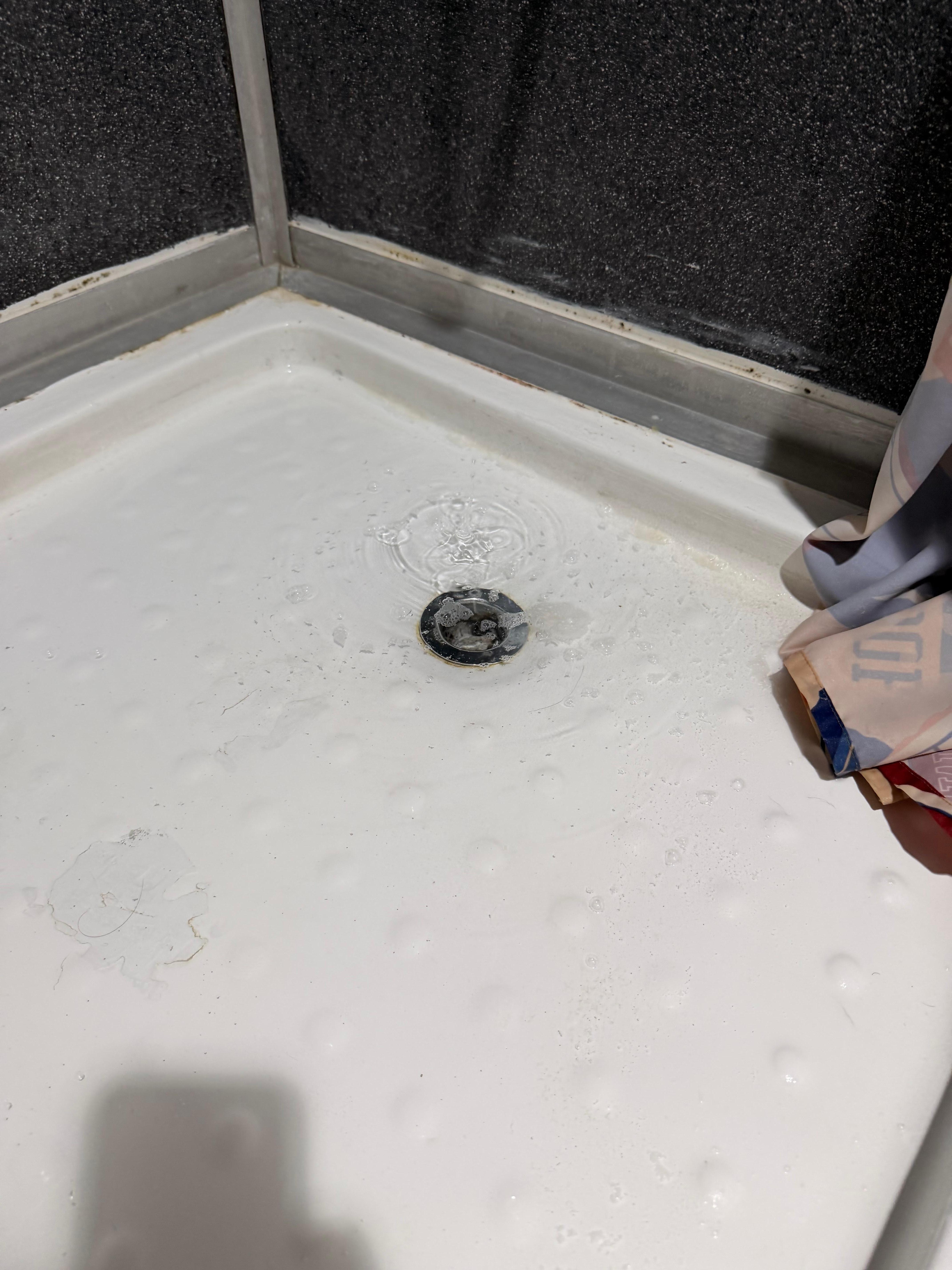 Banheiro com ralo entupido