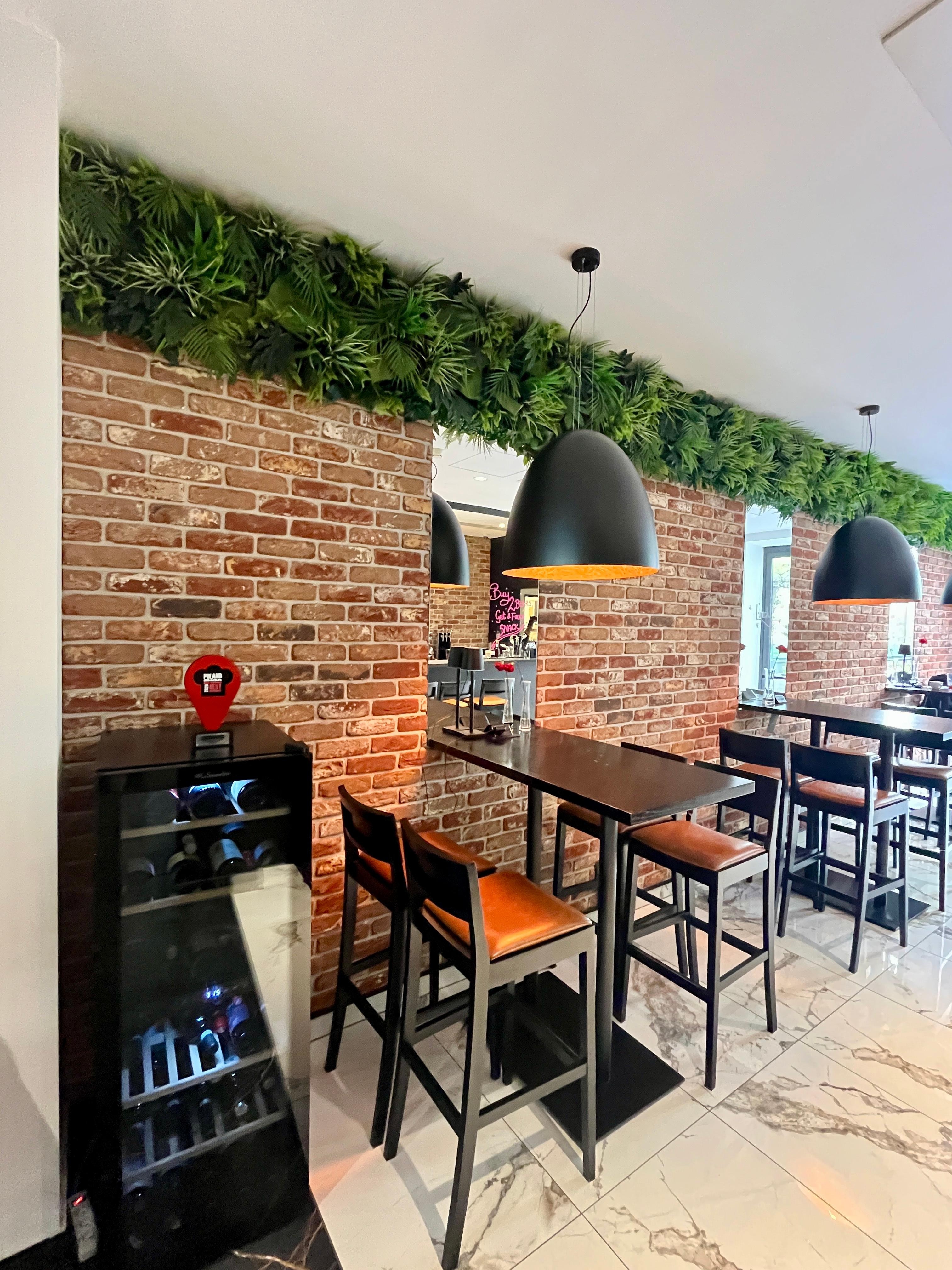 Restaurant/ Bar