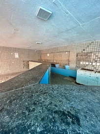 Piscina precisa de novos reparos, e pintura.