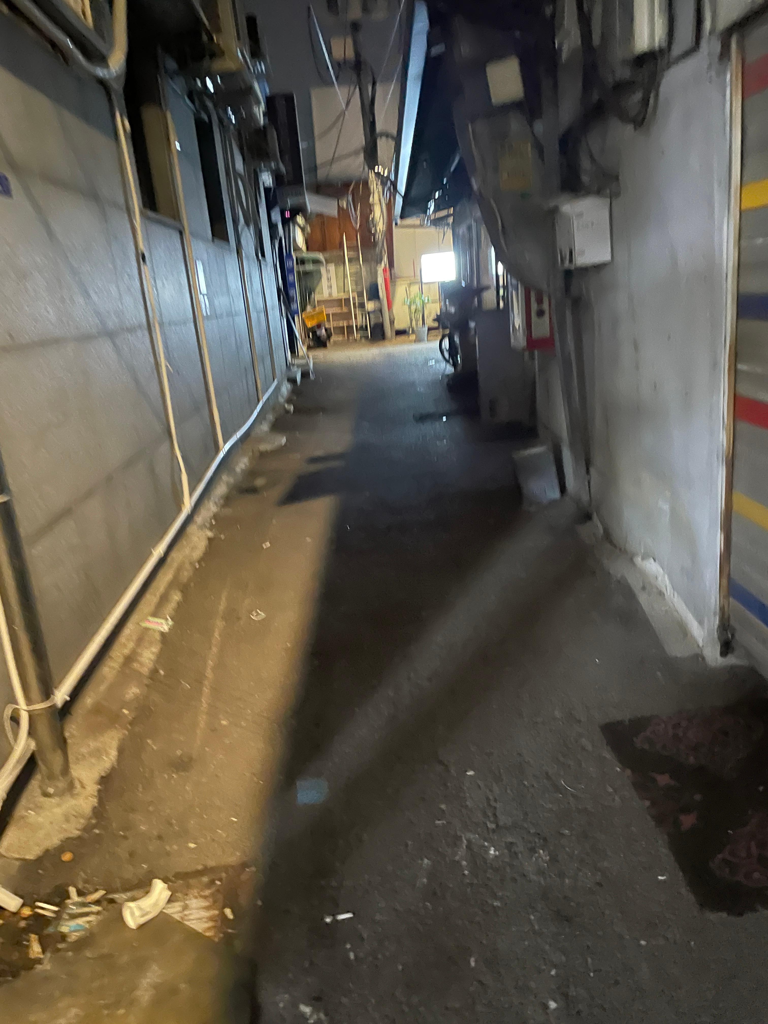 灯りの所がホテル入口です。