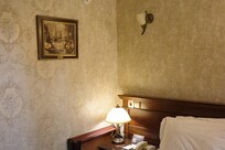 フレンチスタイルの調度。プラグのある場所がガラスランプの奥だったり、部屋の反対側で遠かったりするので、少し使い方に工夫が必要。(Cタイプのプラグ2個など)