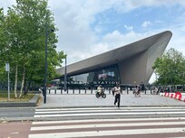 這個出口對面就是飯店