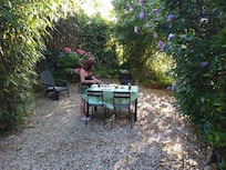 Jardin avec barbecue pour des soirées gourmandes et paisibles !