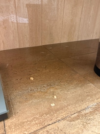 Sujeira desde o primeiro dia embaixo da pia do banheiro.