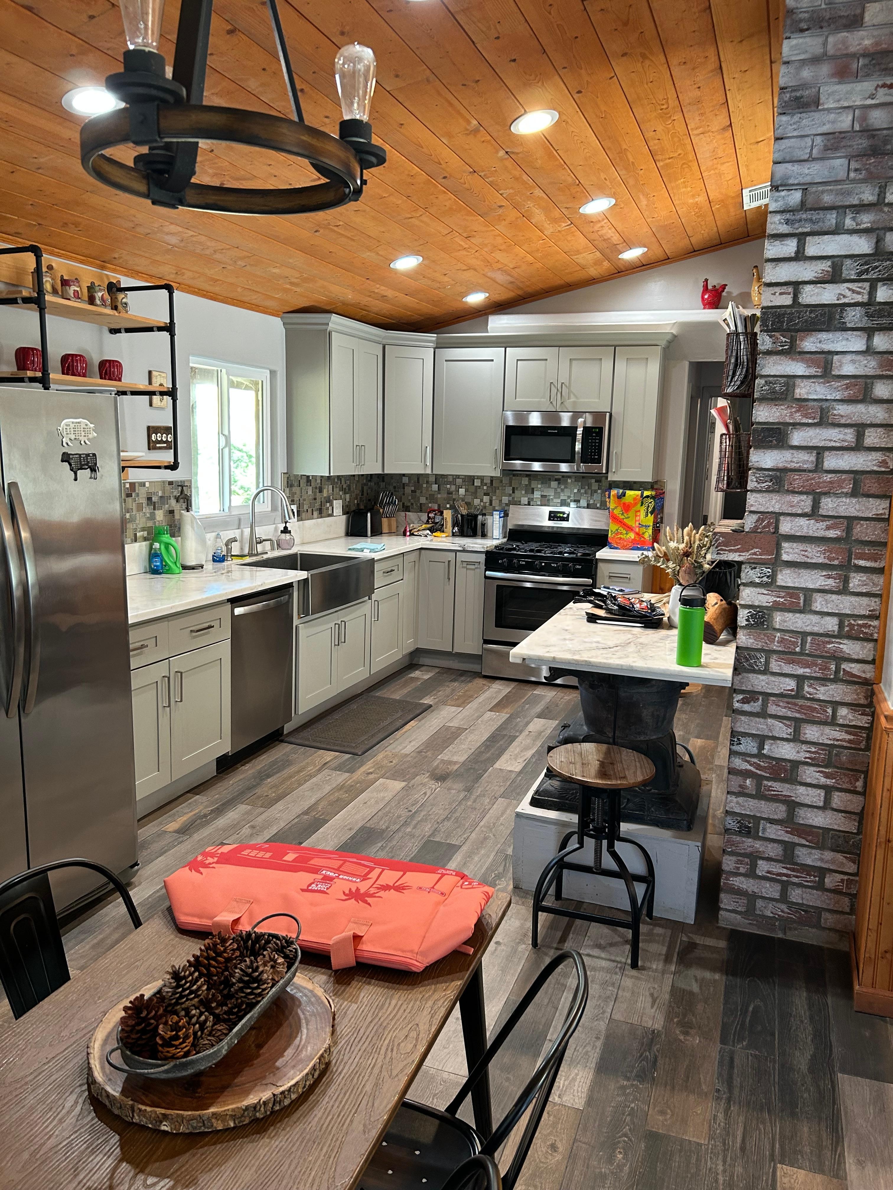 Love this beautiful kitchen space!