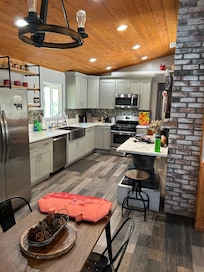 Love this beautiful kitchen space!