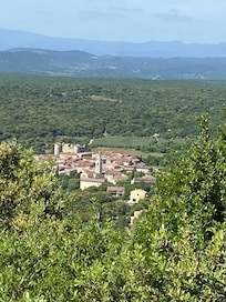La bastide de Virac depuis St Roman 10km