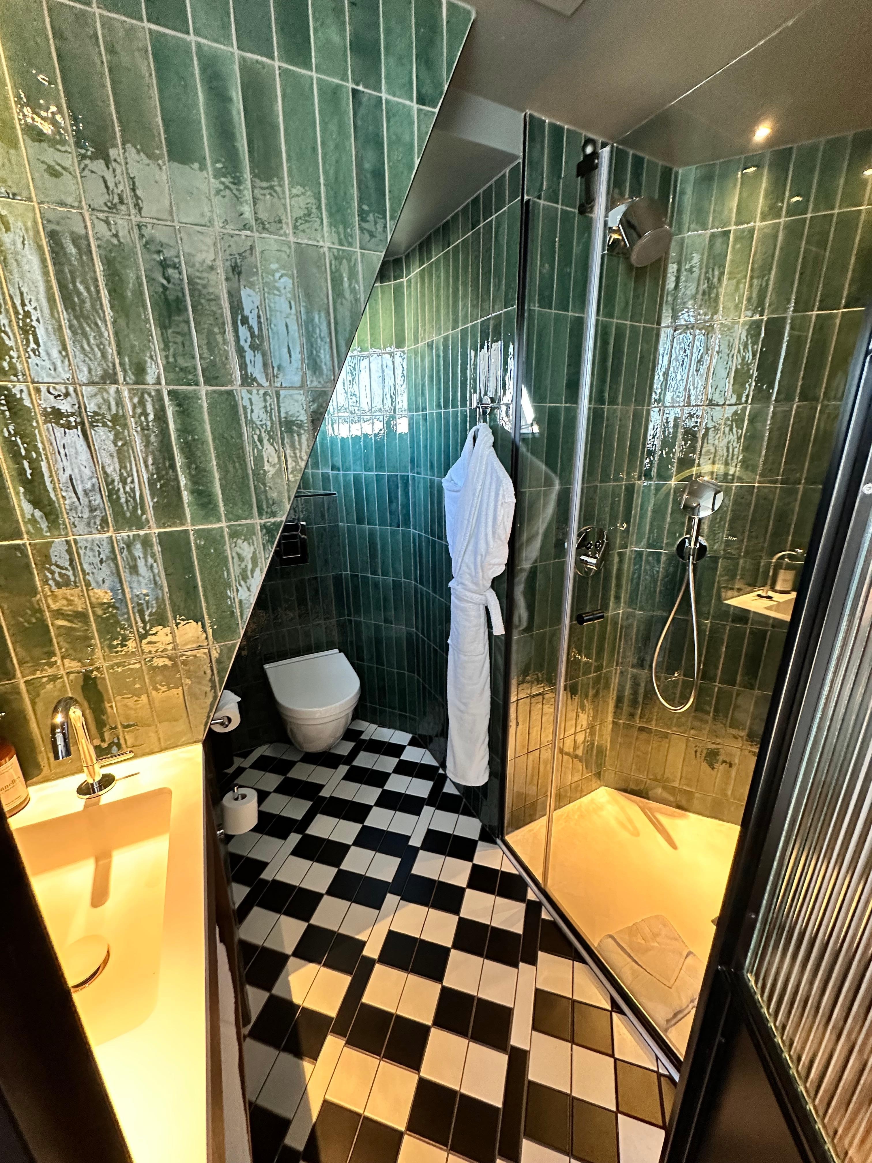 Clean bathroom, strong water pressure