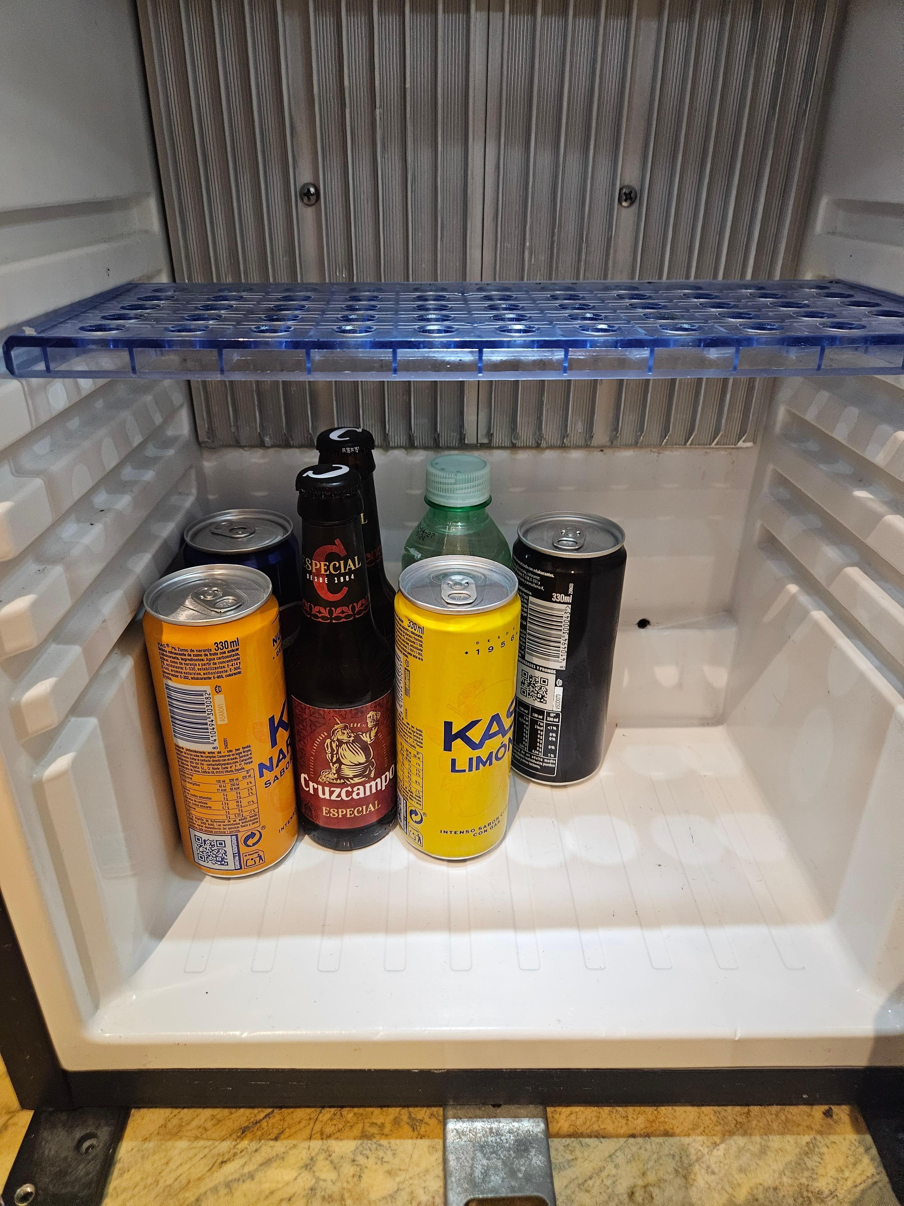 냉장고 모든 음료가 무료임에 놀랍다