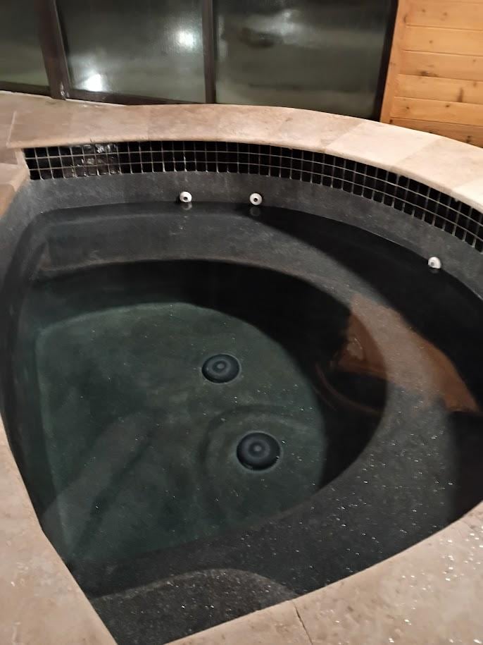 Broken hot tub... water well below the jets. Would not fill and we could NOT use it. Host refused to respond or help. 