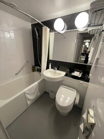 浴室大小也夠用、水壓充足