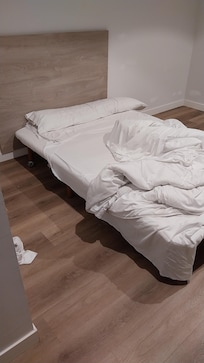 Tuve que quitar el colchón porque era demasiado blando y dormí solo sobre el soporte y fue excelente