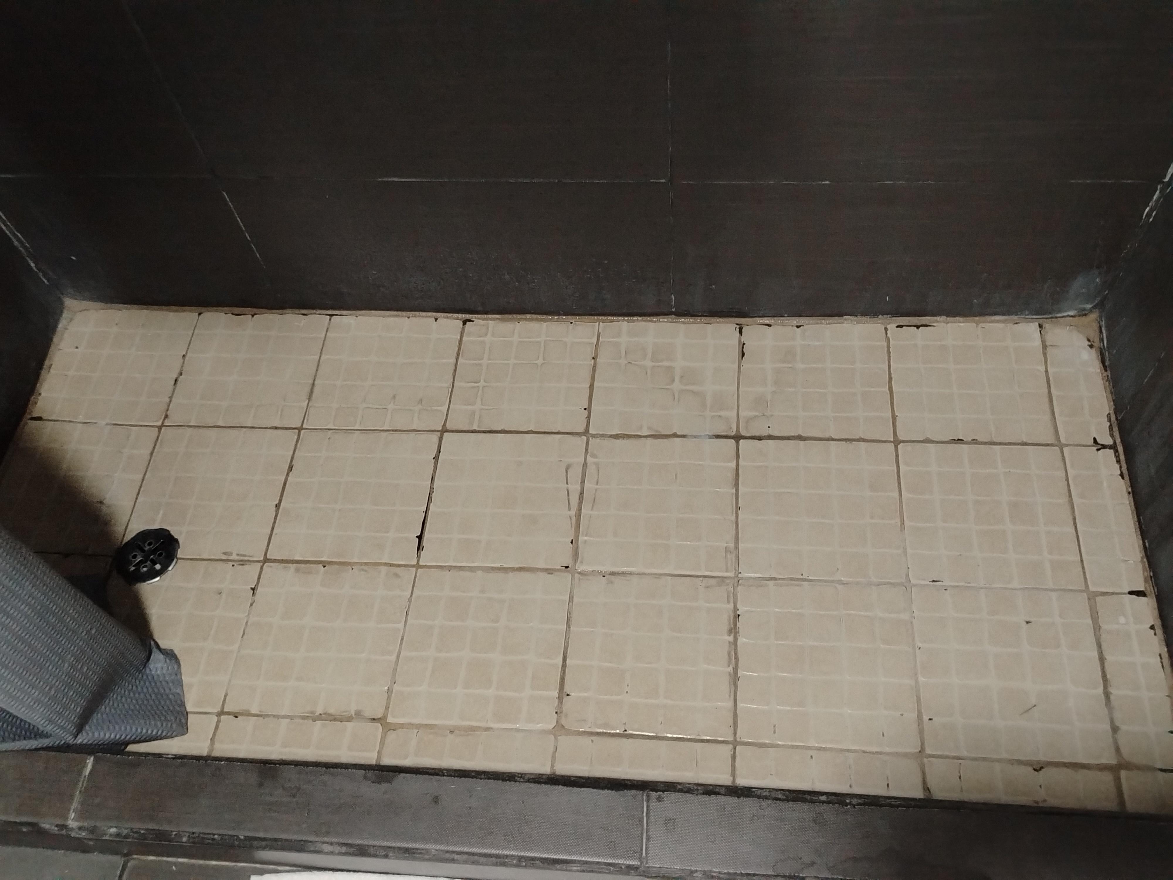 El baño tenía hongos.