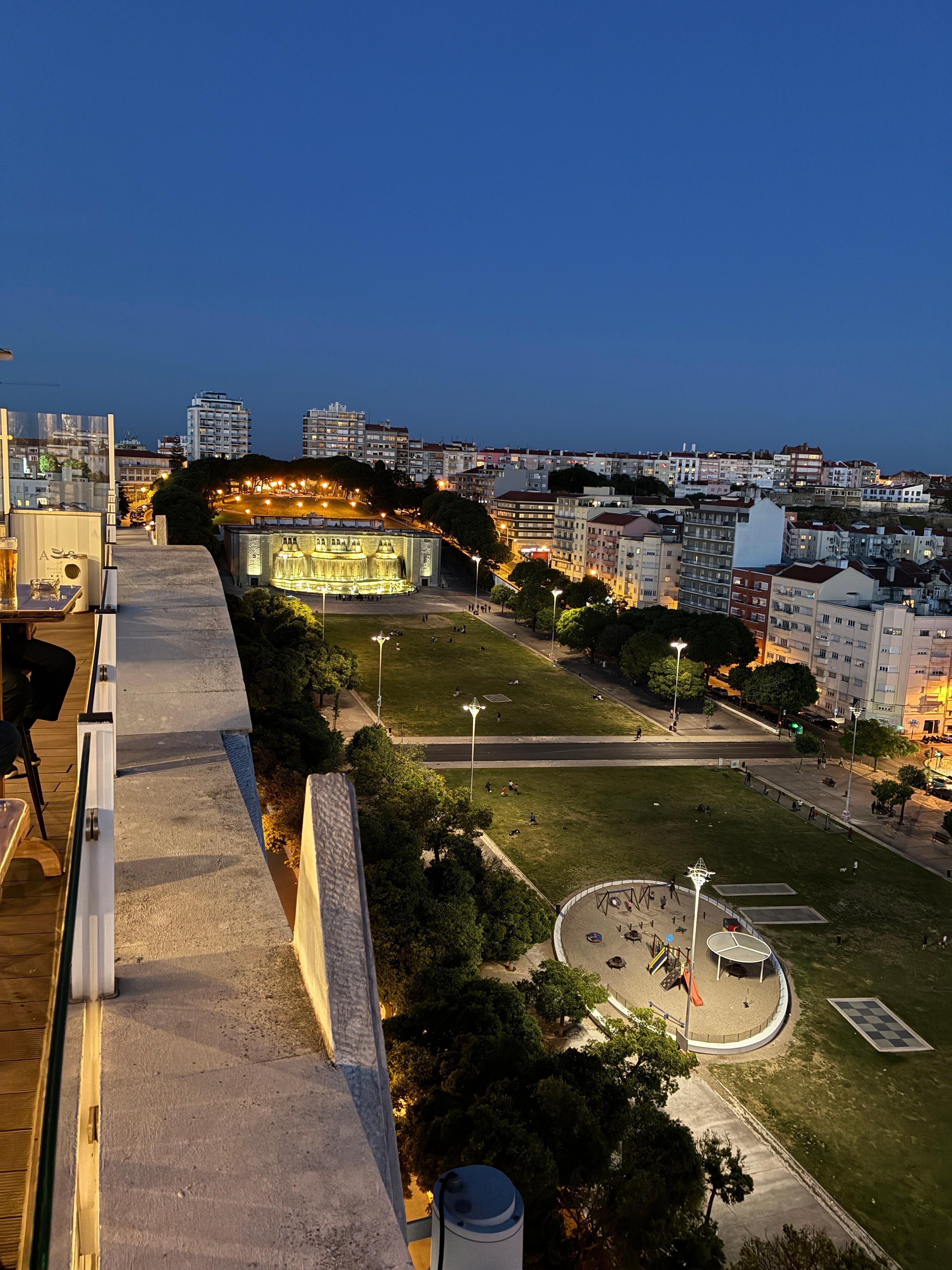 Vue de la terrasse au 11 ieme étage (parc et fontaine)