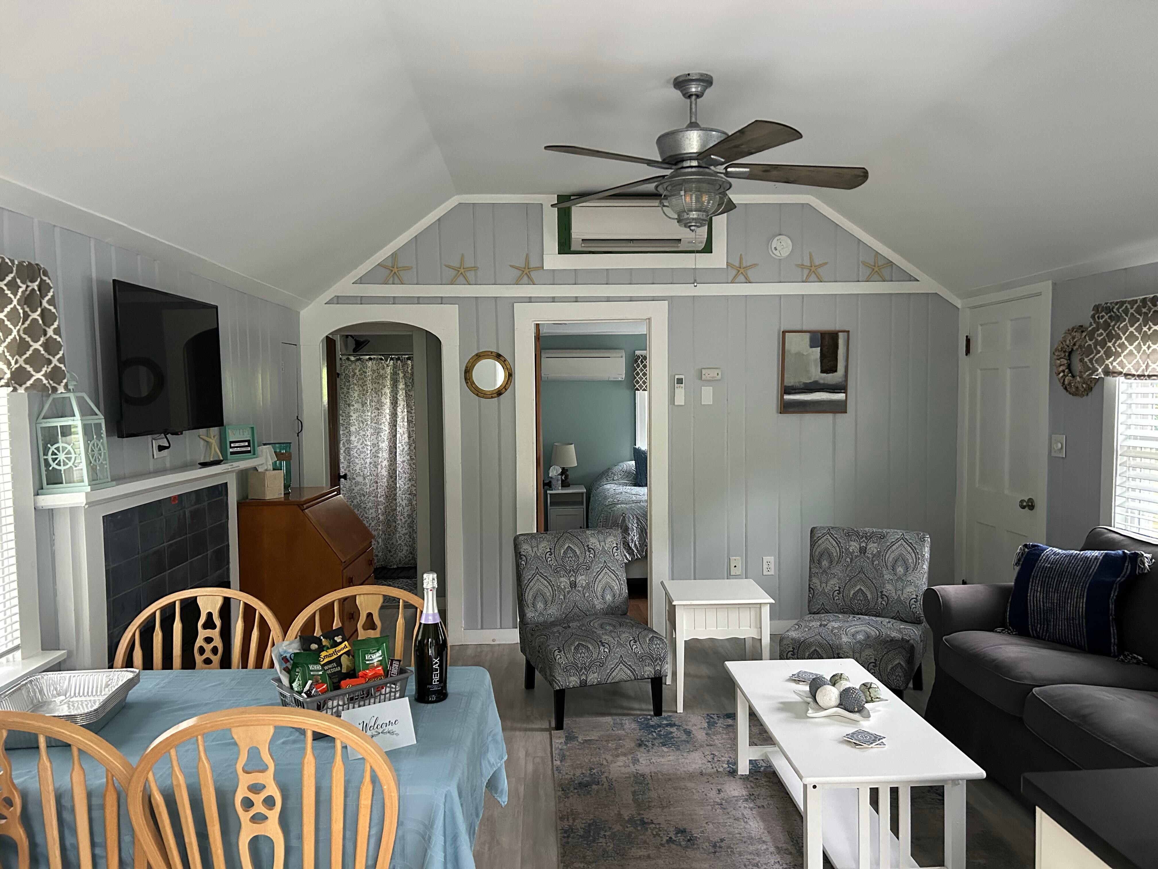 Such a cozy, cute place! 💙