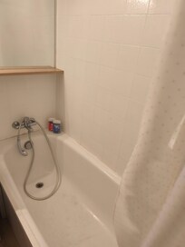 Vuil douchegordijn veel te kleine badkamer