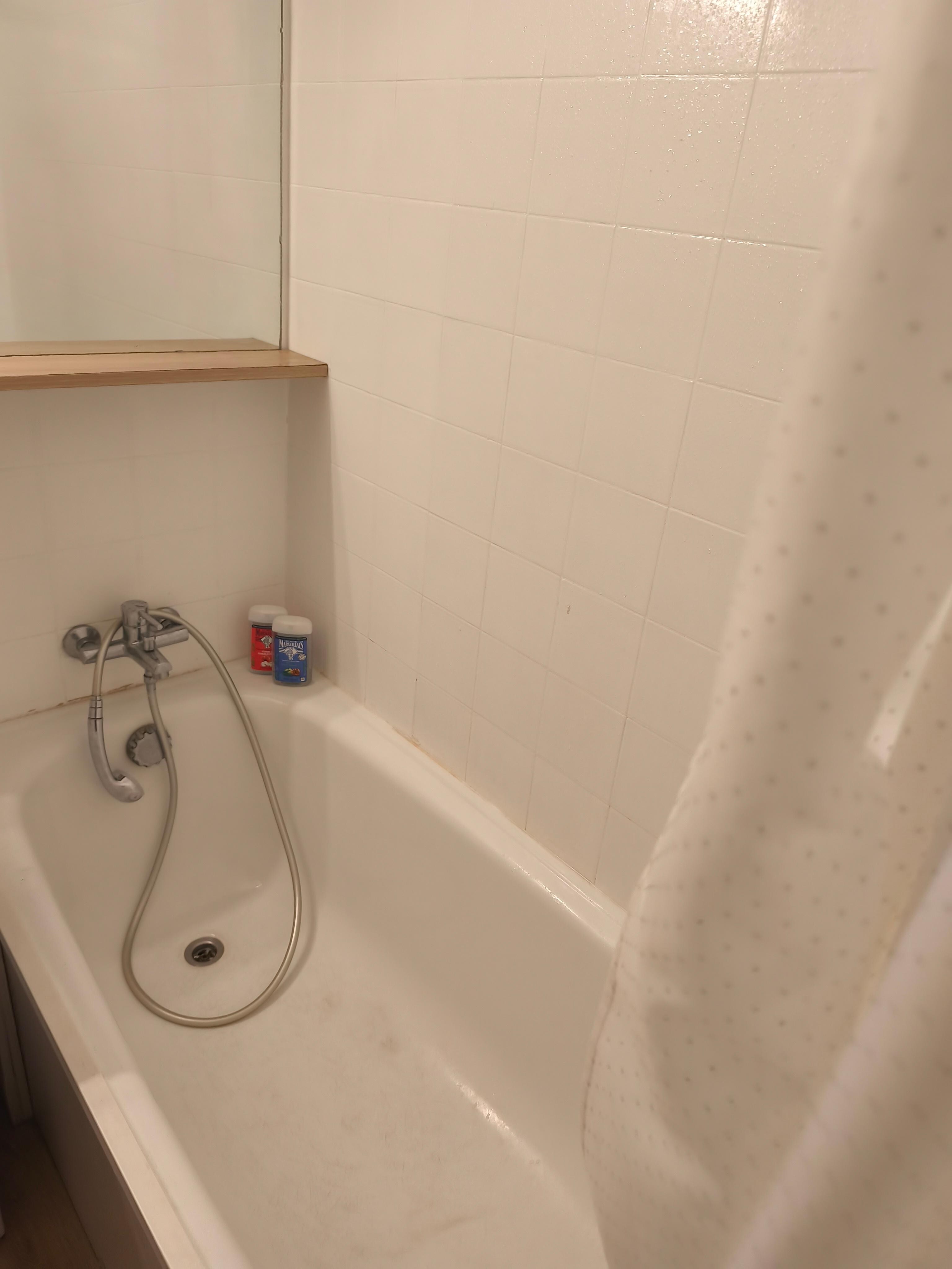 Vuil douchegordijn veel te kleine badkamer 