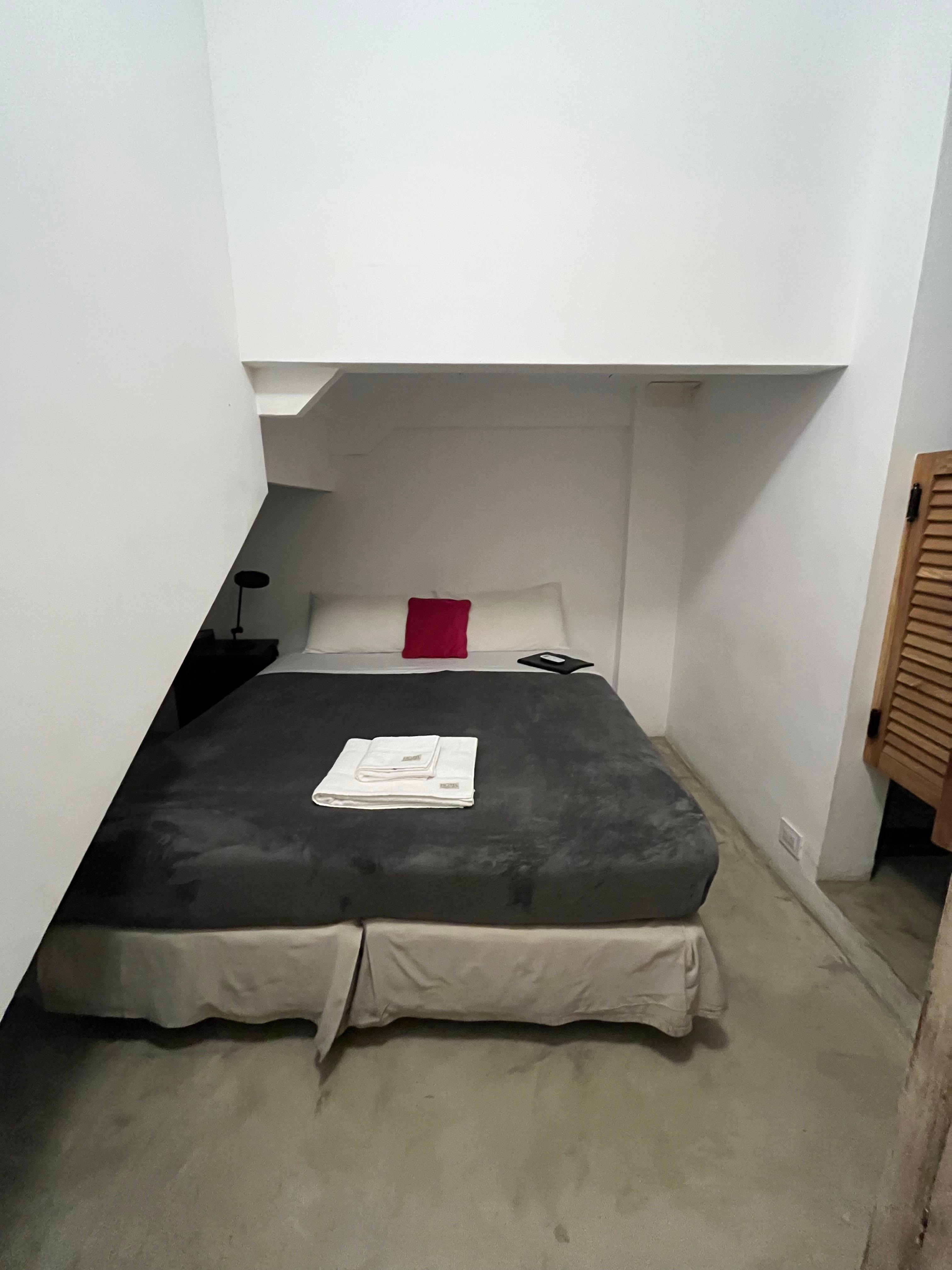 Cama literalmente junto y bajo la escalera.