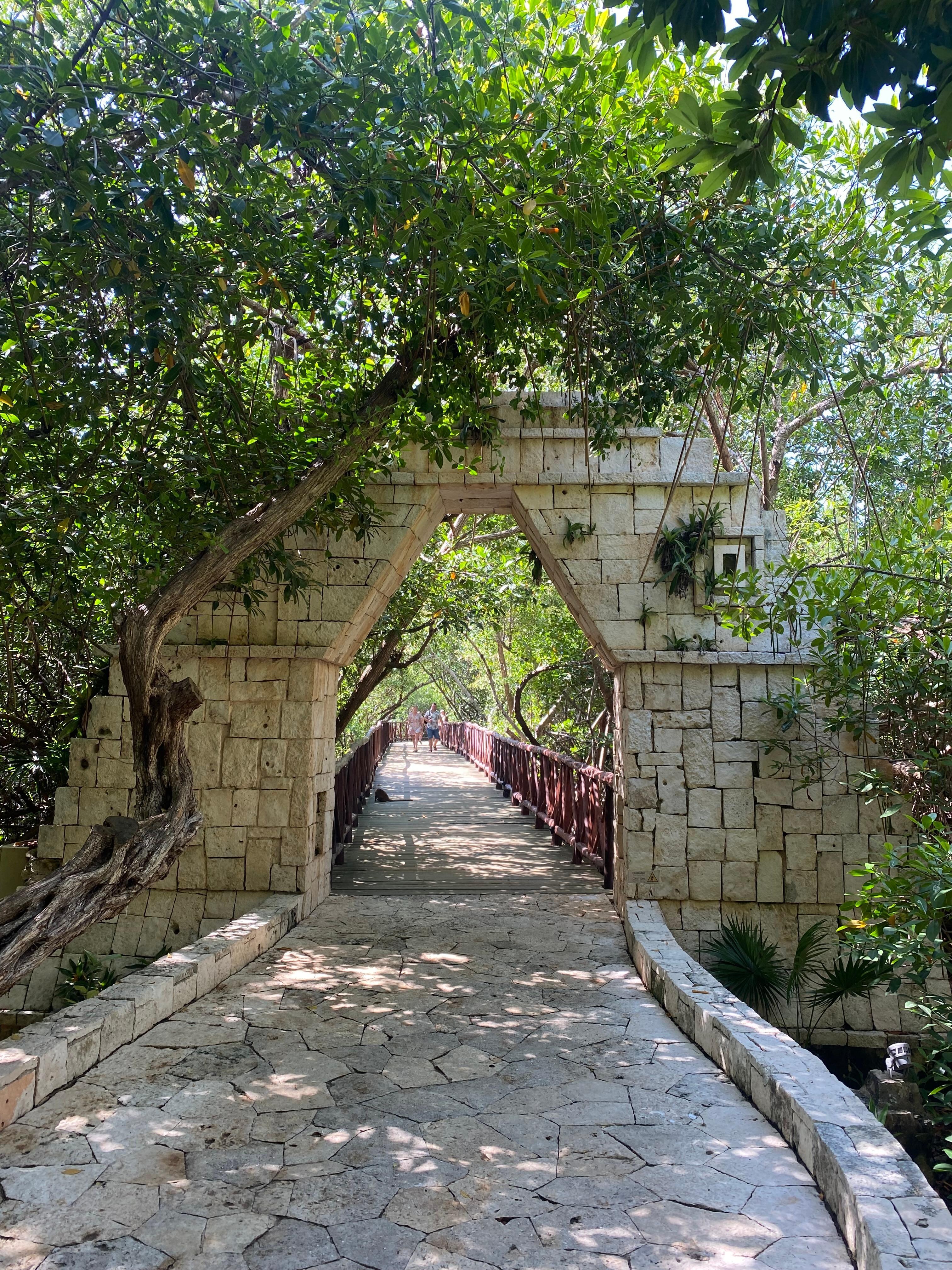 Walk to the beach, pool, breakfast/lunch. 